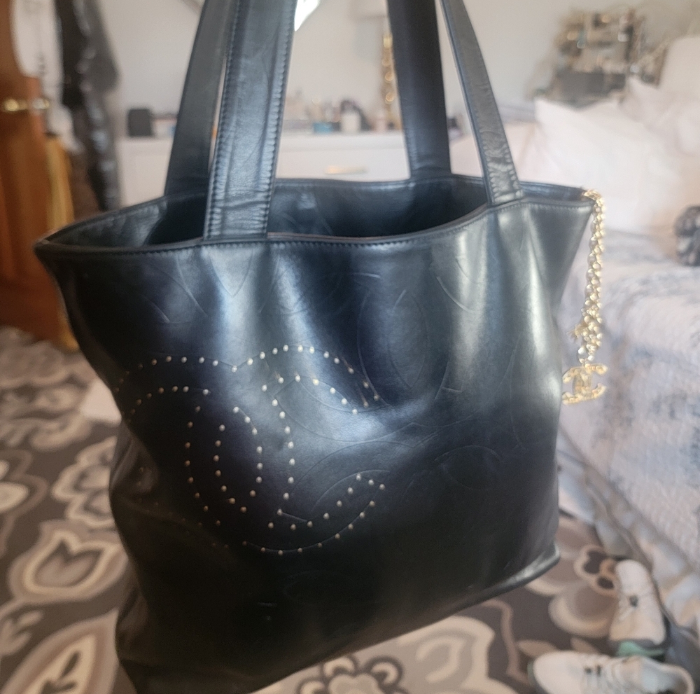 OFFERS EXCEPTED...CHANEL VINTAGE LARGE LAMBSKIN LEATHER TOTE !AUTHENTIC